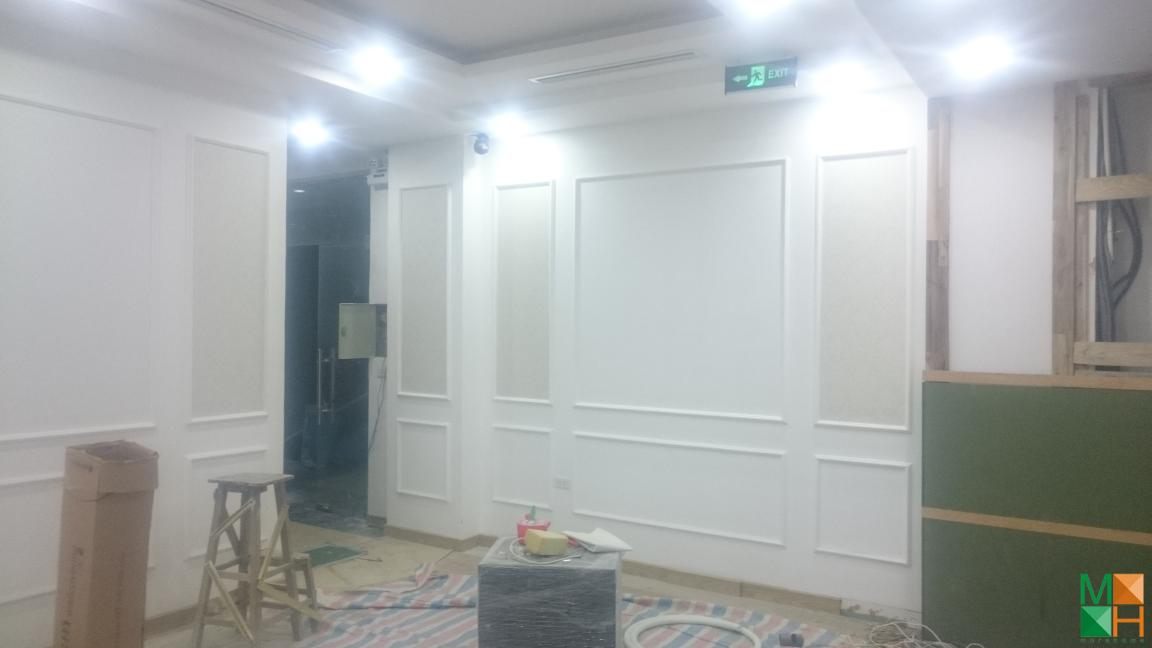 thi-cong-giay-dan-tuong-co-dien-tai-cong-ty-bat-dong-san-14-lang-ha (8)